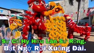 Sự cố hy hữu lân sư rồng bất ngờ hụt chân rớt xuống đất.