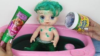 BABY ALIVE MENINO DAVI NO BANHO DE ÁGUA VERDE COM PASTILHAS COLORIDAS E TINTAS DE BANHO