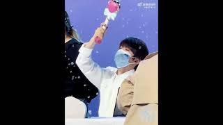 INTO1 Liu Yu He seems like really like the bubble fancam  INTO1刘宇【签售会】他好像很喜欢仙女泡泡机220109