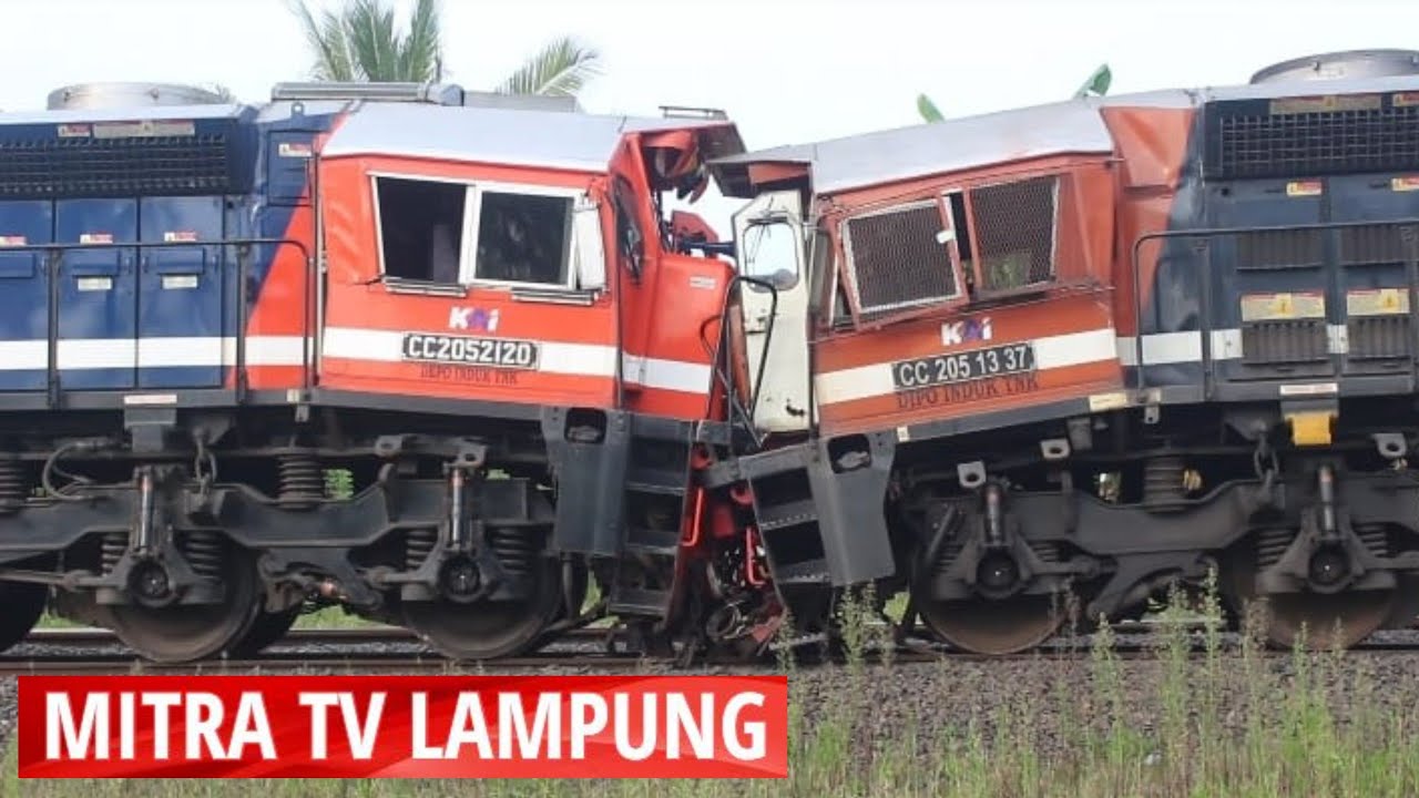 Kereta Api Babaranjang Tabrakan Di Stasiun Rengas Lampung Tengah - YouTube