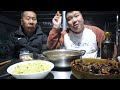 苏北农村的一顿普通晚饭，猪肉炖萝卜，爆炒羊杂又辣又香，看饿了