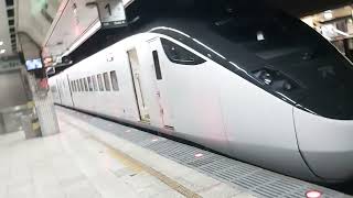 229次志學發車經由北迴線開往樹林的EMU3000型十二輛編組EMU3004皮蛋豆腐騰雲號新城際自強號列車，和1241次基隆發車經由西部幹線開往新竹的EMU715+EMU716阿福號區間車