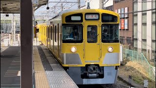 【2523F  武蔵丘車両検修場出場試運転（全検）】西武新2000系2523編成（行先方向幕車・４両編成）が試運転電車として小手指駅1番線に到着停車するシーン（第9802列車）2023.11.9