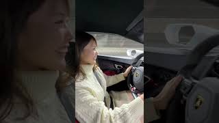 21歳でランボルギーニを運転する女性社員