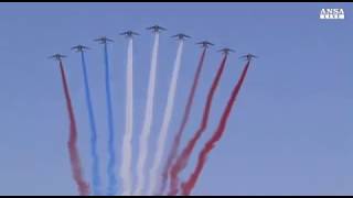 Gaffe alla parata militare Francia  Cadono 2 moto, un aereo 'sbava' il tricolore