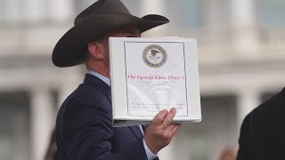 Conservative pundits seen with ‘Epstein Files’ binders