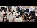 FAMILY MEMBERS OF LATE JIMOH ISHOLA  EJIGBADERO  DANCES WITH K1 DE ULTIMATE ON STAGE.