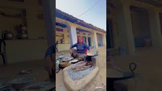 गाँव का देसी चूल्हा 😘#rajasthan #villagelife #khana #देसी #youtubeshorts #village #culture #shorts