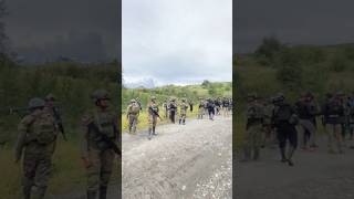 TNI DAN BRIMOB BERHENTI  DI DAERAH RAWAN SAAT PATROLI BERSAMA#TNI #papua