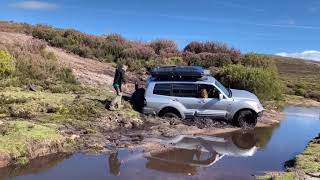 Mitsubishi Pajero 3.2 DiD stuck in mud