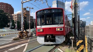 京急本線 1500形 1589編成 普通 浦賀行きと新1000形 1225編成 特急 印旛日本医大行き 品川〜北品川間通過