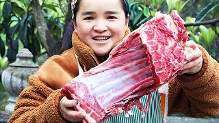 Sister Miao's 4 catties of lamb chops are stewed in an iron pan.