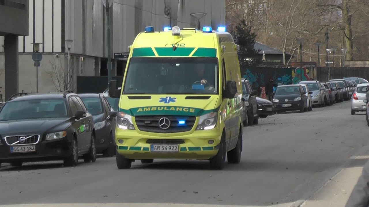 Copenhagen Police, Akutlaege & Ambulances Responding - YouTube