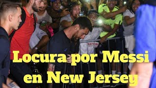 Messi aclamado al llegar a New Jersey