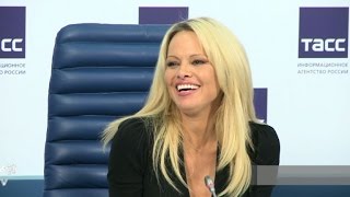 Pamela Anderson visits Kremlin to lobby for animal protection