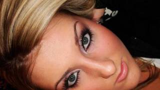 "Reverse" Eyeliner Technique: Rihanna-Inspired Makeup Look