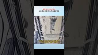 男孩坐公交忘记投币，父亲带娃补票向司机鞠躬道歉