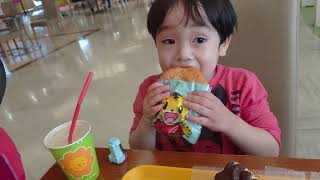 A 3-year-old Takkun who eats Shimajiro donuts at Mister Donut for the first time in his life.