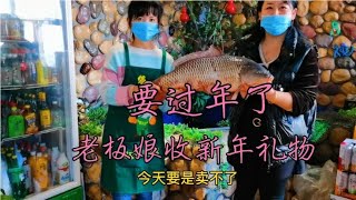 过年了，鱼老板送来10斤的大鲤鱼。用乡土方法做鱼籽套餐，吃美啦