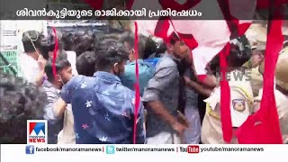 ശിവൻകുട്ടിയുടെ രാജിക്കായി പ്രതിഷേധം; പത്തനംതിട്ടയിൽ മാർച്ച് | VSivankutty