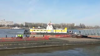 Overzet veer 'Schelde' vaart de rivier Schelde over