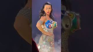 Katy Perry MALFUNCTIONS On Stage. Is It The 💉 ?