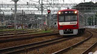 京急線金沢文庫駅手前の車庫付近。上り6両編成特急品川行き1000形324～319編成の電車が、シューゥゥウ！ガタガタン、シュゥゥゥゥー！シューゥゥウウ！と音をたてて通過！