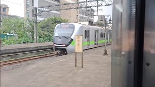 4017次瑞芳發車經由宜蘭線開往樹林的銀綠色微笑號EMU900型十輛一編組EMU915區間快車，4162次樹林發車經由宜蘭線開往蘇澳的EMU512+EMU505區間車