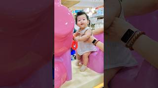 媛媛成长日记：人生第一次坐摇摇车，还挺开心，哈哈哈 #baby #宝宝 #cute #cutebaby