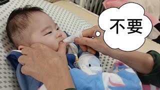 祖孫大戰，寶寶討厭阿嬤洗嘴巴【2個月大】2 Months Old