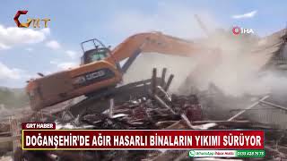 Doğanşehir’de ağır hasarlı binaların yıkımı sürüyor