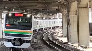 E231系1000番台ｺﾂS-13編成＋ﾔﾏU532編成が湘南新宿ライン快速宇都宮行きとして赤羽駅6番線に到着停車する動画（2023.3.22）