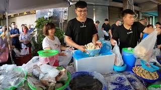 帥兒子說澎湖小捲只有12箱賣起來不過癮 沒有很緊張的感覺 #中彰海王子 #烏日火車站 #海鮮叫賣 #海鮮拍賣