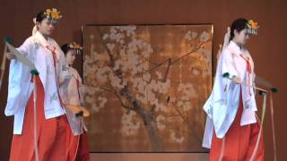 高麗神社の巫女さんによる祭祀の舞