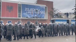 Policia i përgjigjet Bashës e ndërhyn. Hedh ujë të shpërndaje protestuesit