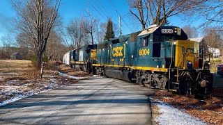 CSX CSXT 6004 and MEC 5976 at Barberry Lane Crossing - Dec. 26, 2024