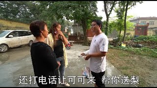 小光摔伤想喝梨汁，对象花5元帮小光买梨，妈妈为啥不让对象进门