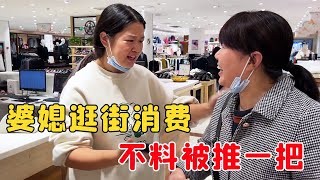 为让儿媳安心逛街，婆婆含泪把满月的宝宝送给公公带，结果尴尬了