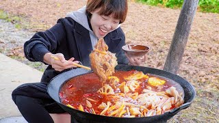 Qiu Mei eats hot pot again, making soup with cheese bones.