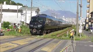 JR九州787系豪華列車”36ぷらす3”博多駅（3101M～熊本駅（3103M～鹿児島中央駅 8105Mすれ違いJR貨物　ED76 1022 形　機関車が牽引する。寺ノ下踏切　撮影日2024 4 25