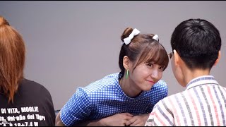 190817 오마이걸 팬사인회 비니 : 넘어오라며 팬에게 노래를 불러주는 Binnie @ 상암 에스플렉스 팬사인회