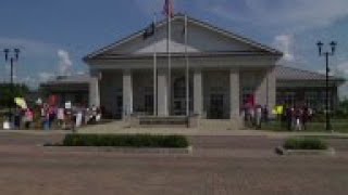 Supporters, Protesters Gather at KY Courthouse