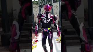 コスプレ　仮面ライダーエデンが歩いてくる動画