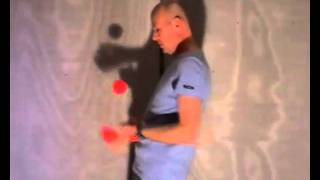 3 ball juggling cascade over the head,wide,against the body,blind