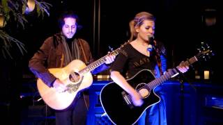 iW | Abigail Breslin Performing at