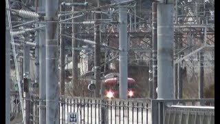 北陸新幹線ホームから見た軽井沢駅に到着するしなの鉄道115系