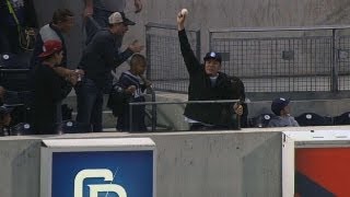 MIL@SD: Fan makes great grab on Betancourt's home run