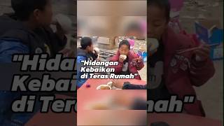 Seorang anak berkeliling di desa dan makan di setiap rumah #momen #haru #short