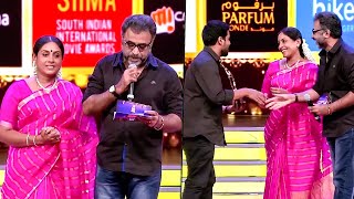 Saranya With Her Husband Ponavannan On the Stage for the Award Night