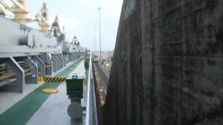 最大可航幅の貨物船でのパナマ運河通過風景　Panamax bredth ship passing canal